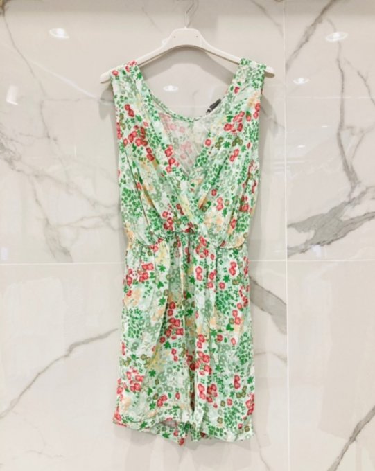 combishort à fleurs.