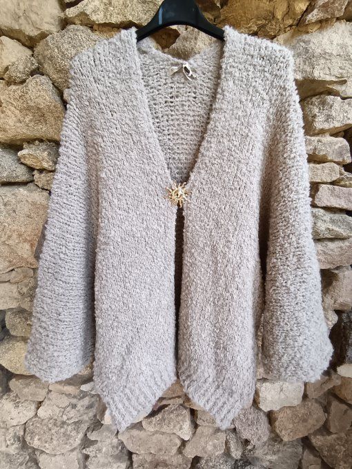 Gilet bouclette avec broche dorée