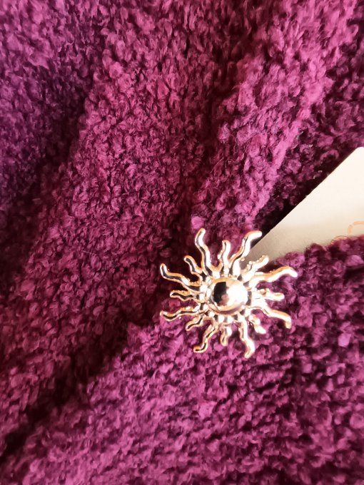 Gilet bouclette avec broche dorée