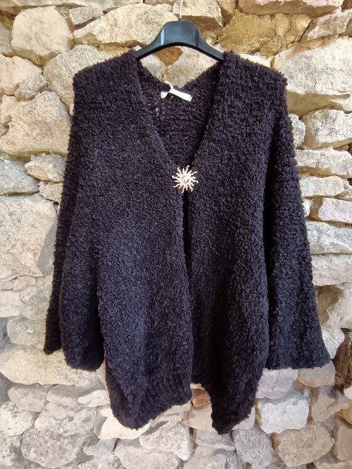 Gilet bouclette avec broche dorée