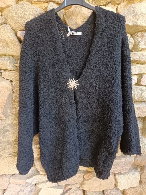 Gilet bouclette avec broche dorée