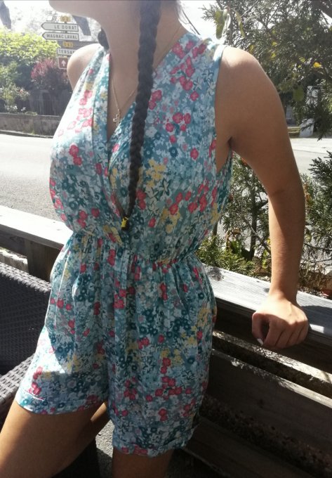 combishort à fleurs.
