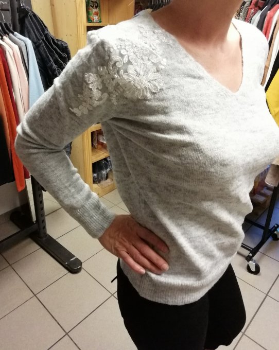 Pull avec broderies et perles