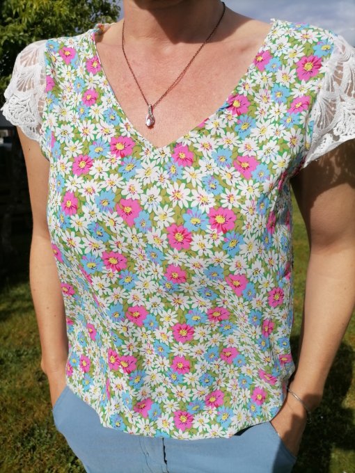 Top fleuri dentelle