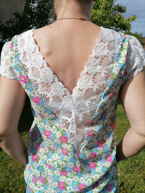 Top fleuri dentelle