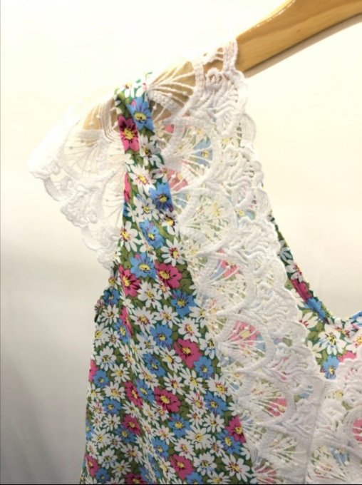 Top fleuri dentelle